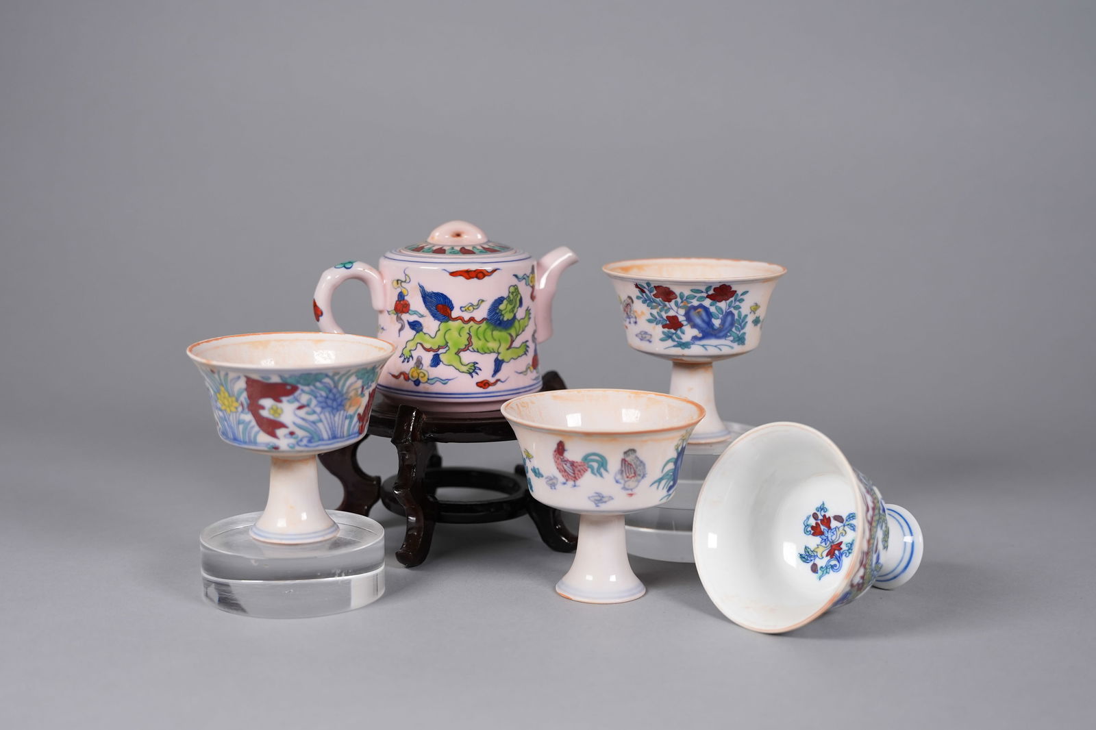 Lots Chinese porcelains: Lots Chinese fine porcelains, largest H: 2.5" x W: 5.3."