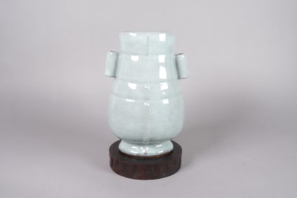 Chinese fine handled vase