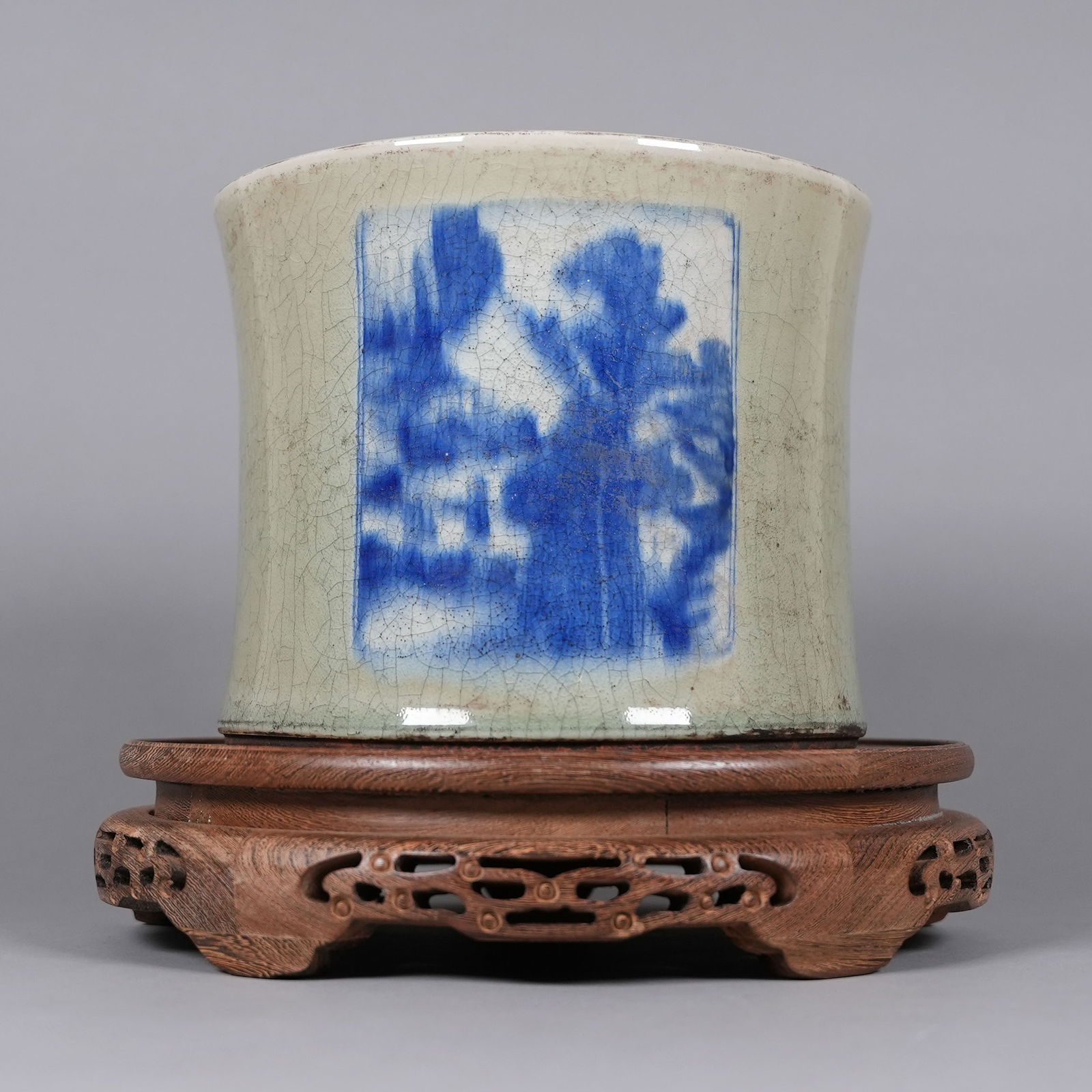 Chinese fine brush pot: Chinese fine brush pot. H: 6.7" x W: 8.1."