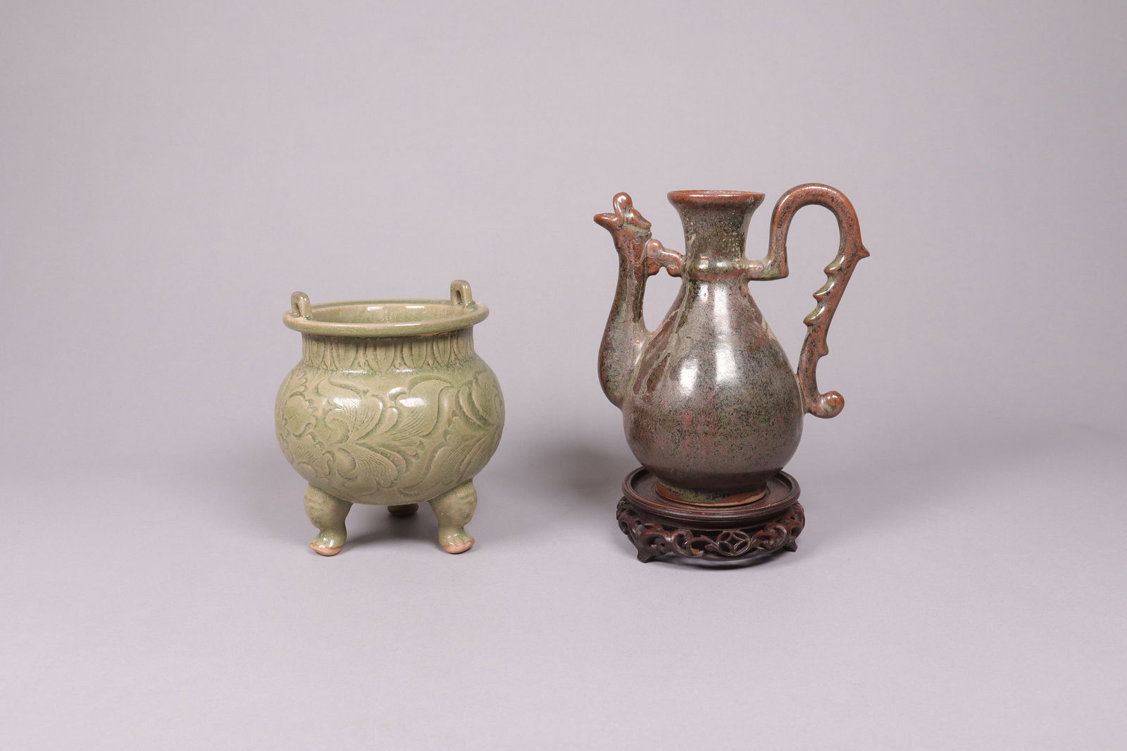 Lots Chinese vase: Lots Chinese ceramic vase. Largest H: 7.5" x W: 6."