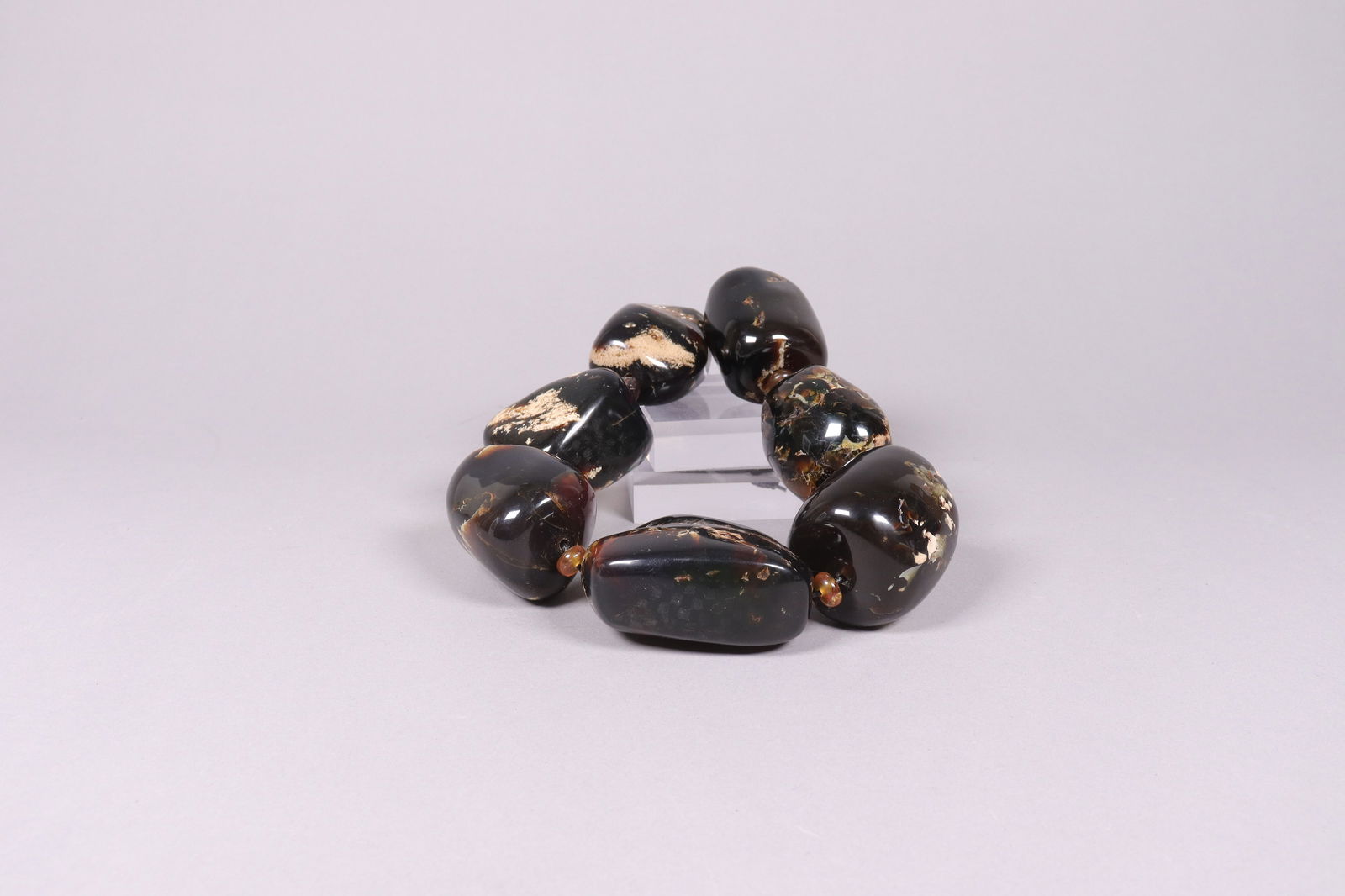 Chinese fine amber bracelet: Chinese fine amber bracelet.