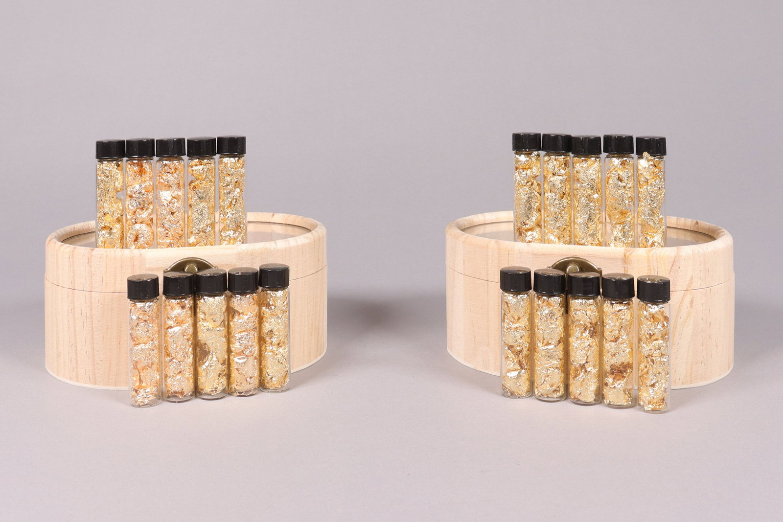 Lots gold flakes ungraded: Lots gold flakes ungraded or authenticated. We do not guarantee the material. All sales are final, no return. From an estate.