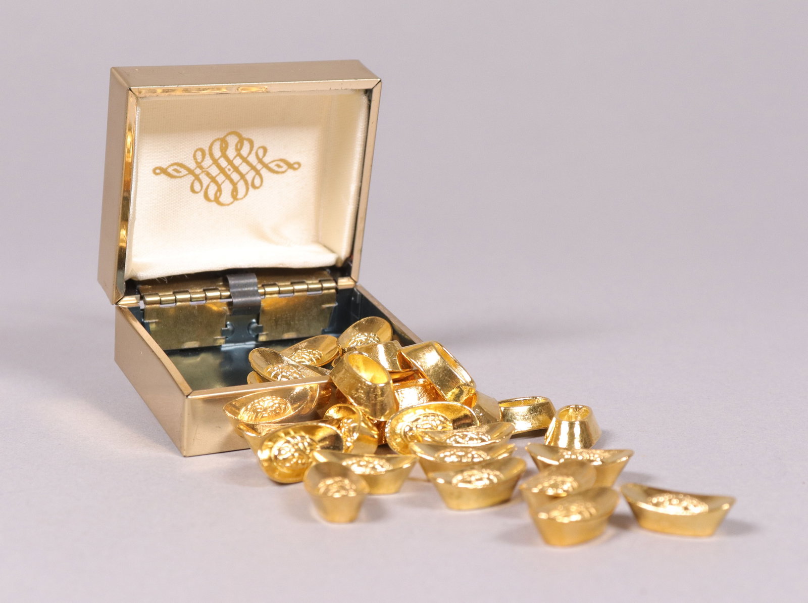 Lots ingots and a box ungraded: Lots ingots and a box, ungraded or authenticated. From an estate. We do not guarantee any carving, grading, material or age. Condition selling it as is. All sales are final, no return.