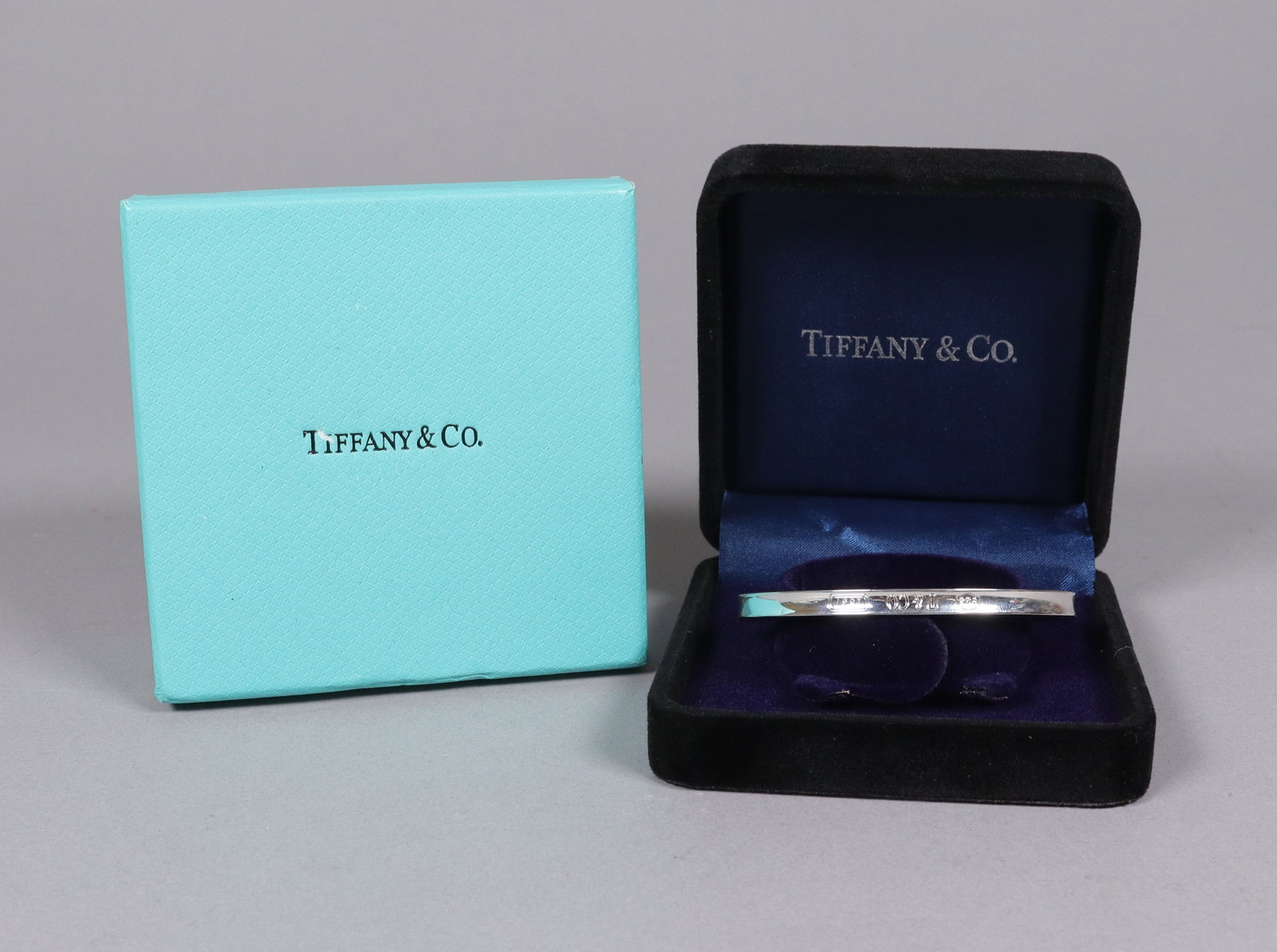 A vintage bangle with box estate: A vintage bangle with box, from an estate.