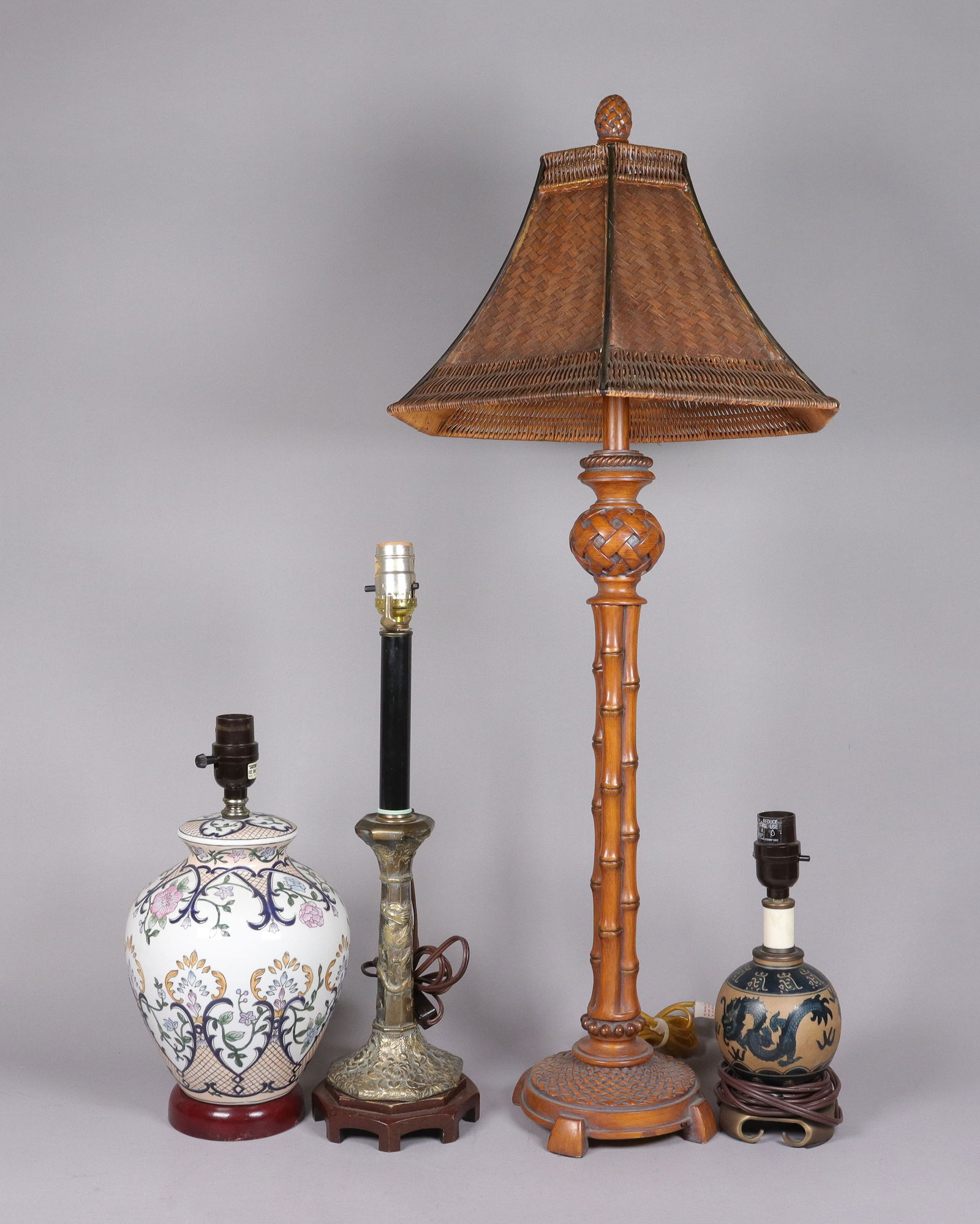 Lots Asian lamps: Lots Asian lamps.