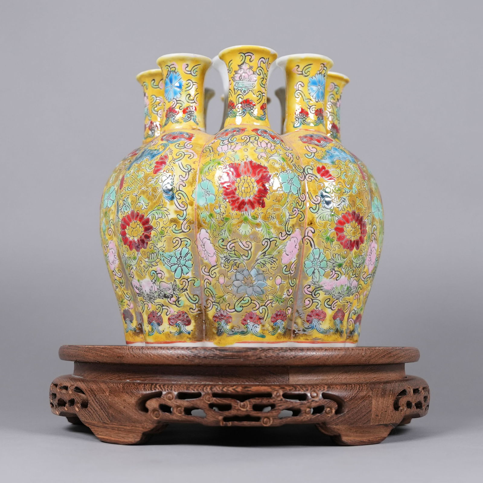 Chinese famille rose vase: Chinese fine famille rose vase. H: 8.5" x W: 8.2."