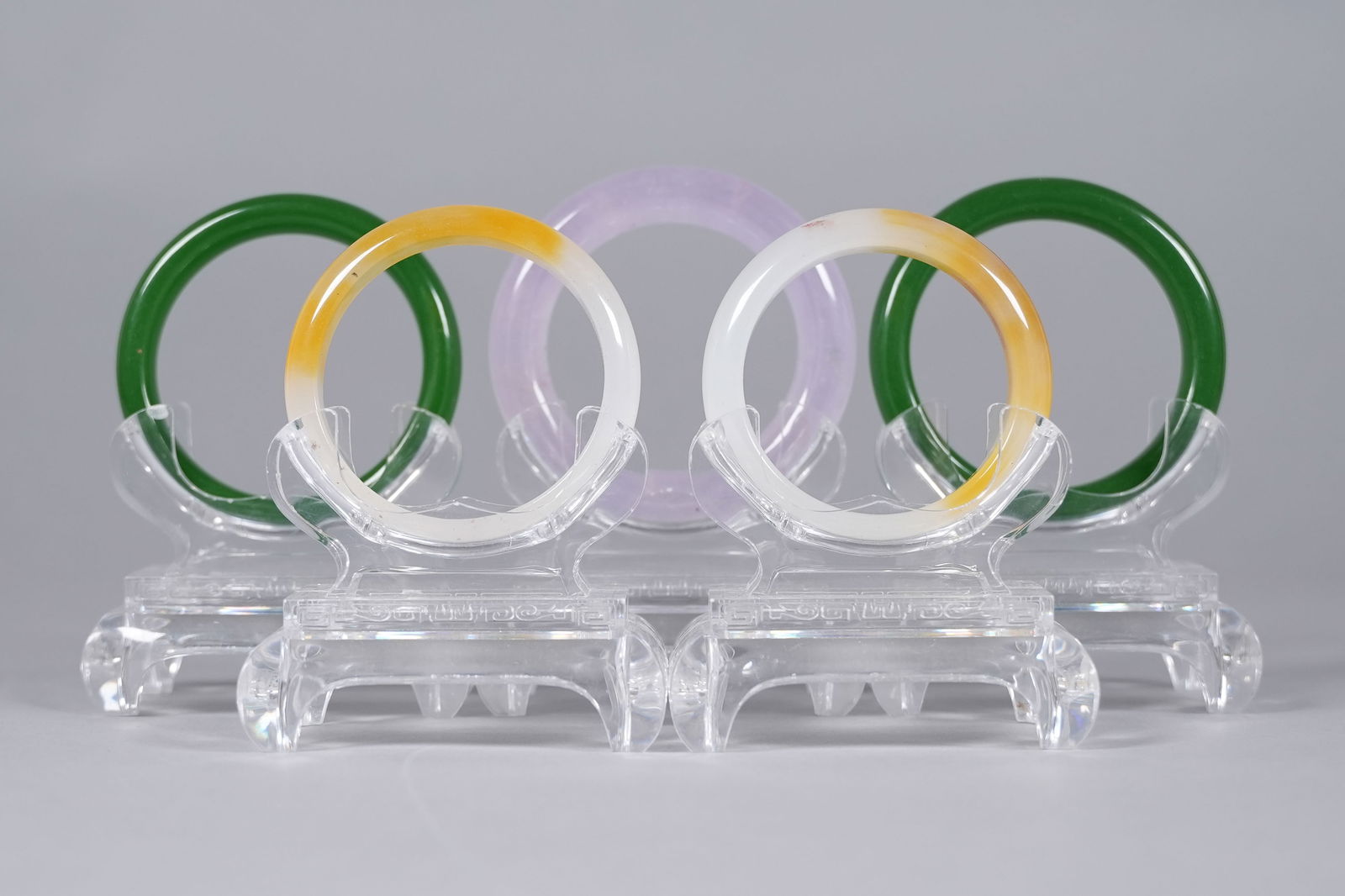 Lots Chinese fine bangles: Lots Chinese fine bangles.