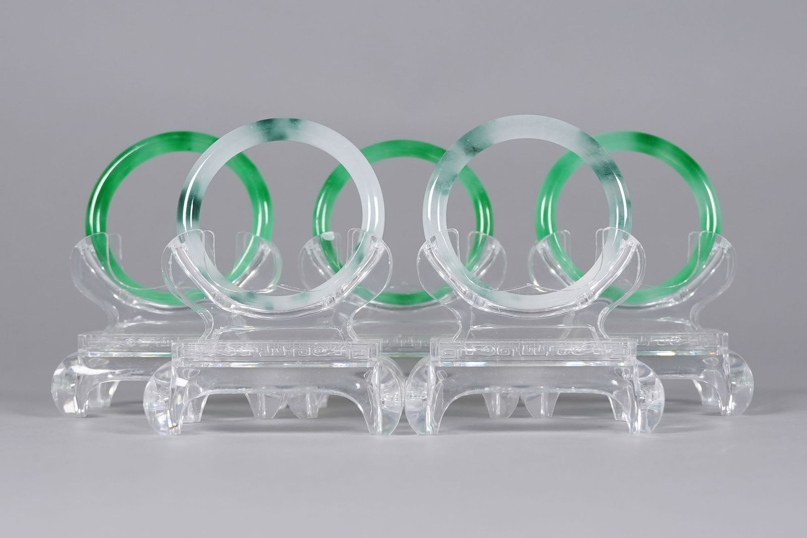 Lots Chinese fine bangles: Lots Chinese fine bangles.