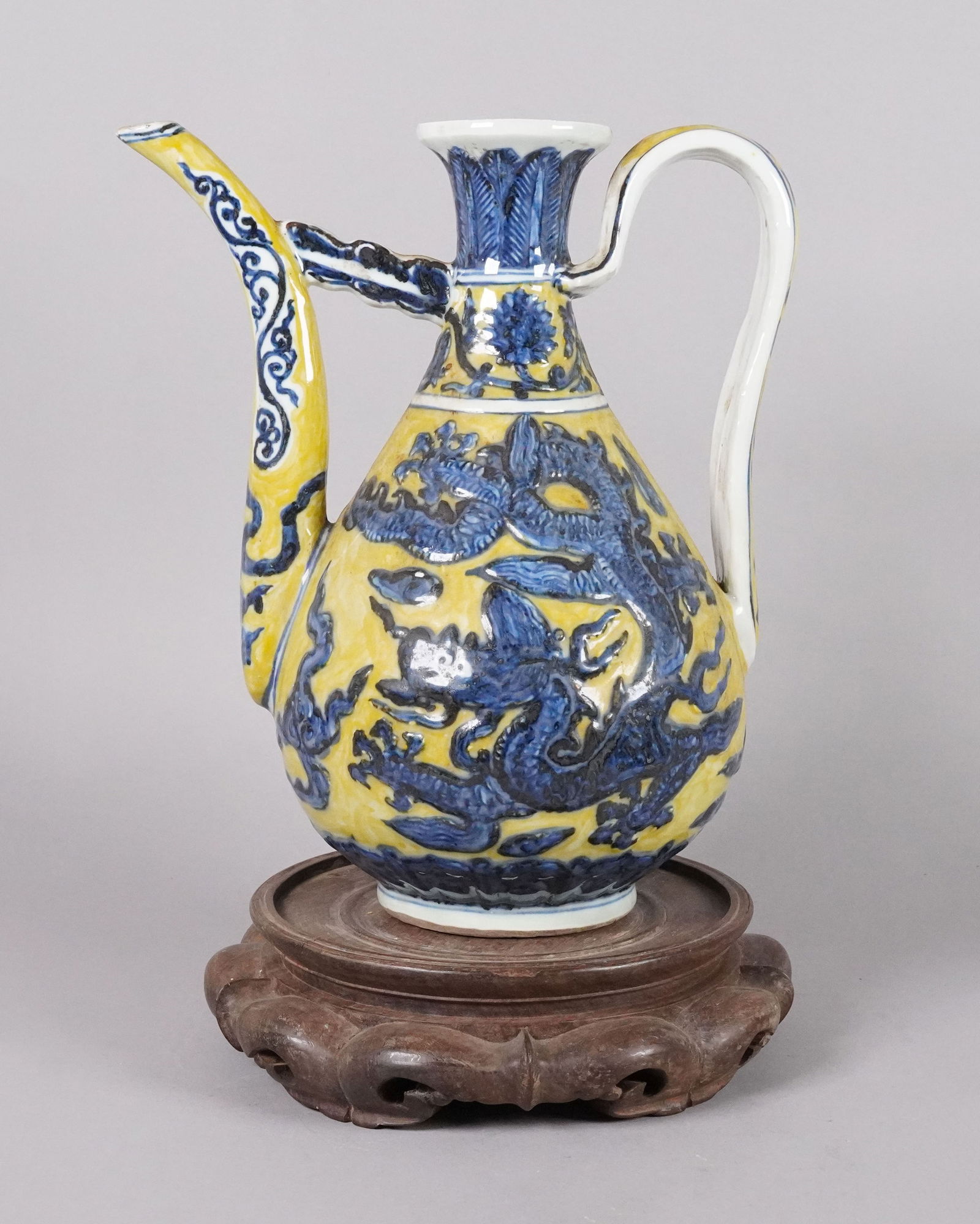 Chinese antique fine ewer estate: Chinese antique fine ewer, from an estate. H: 12" x W: 9.2."