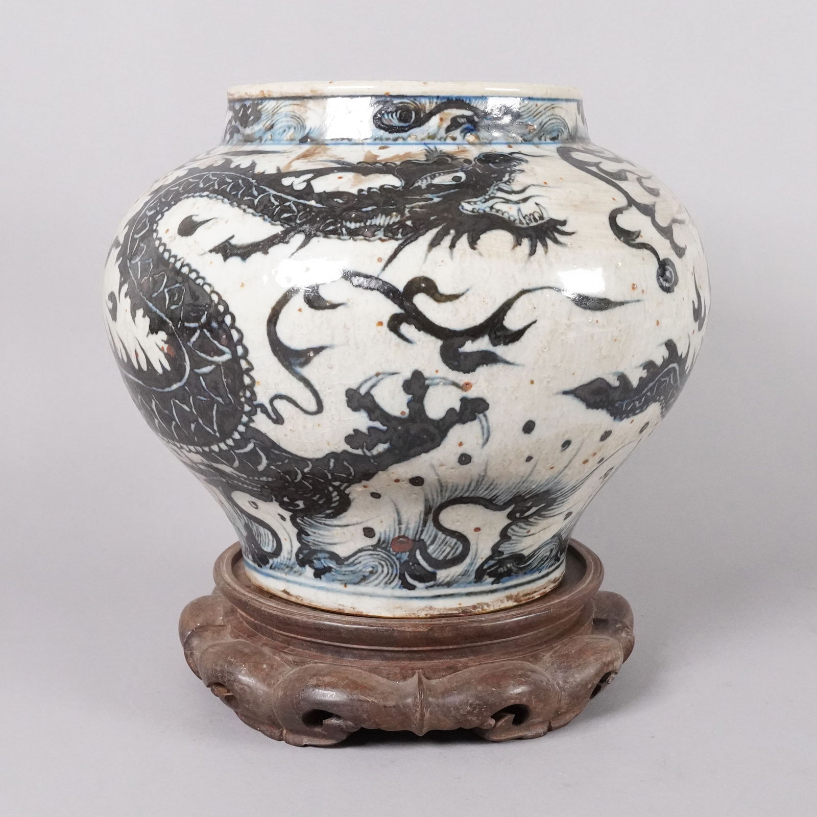 Chinese antique dragon jar estate: Chinese antique fine dragon jar, from major estate. H: 9.2" x W: 10.5."