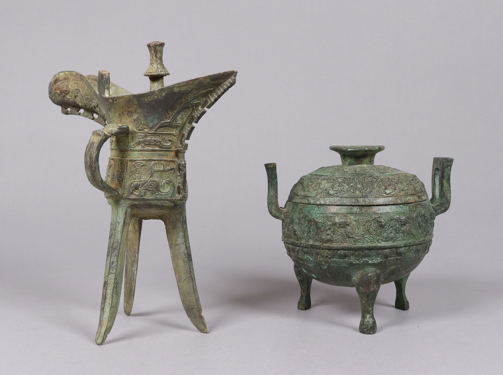 Lots Chinese bronze vessels: Lots Chinese bronze vessels, condition selling it as is, all sales are final. One bronze vessel has minor damage. Largest H: 8.25" x W: 7."