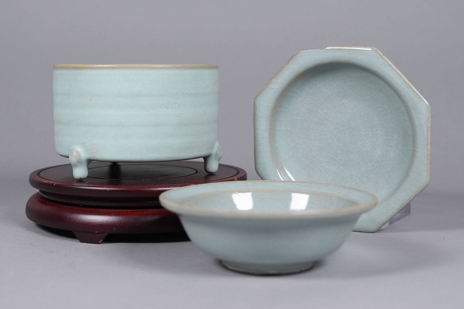 Lots Chinese celadon porcelains: Lots Chinese fine celadon porcelains, one has minor damage, all sales are final. No return. Largest H: 3.5" x W: 5.25."