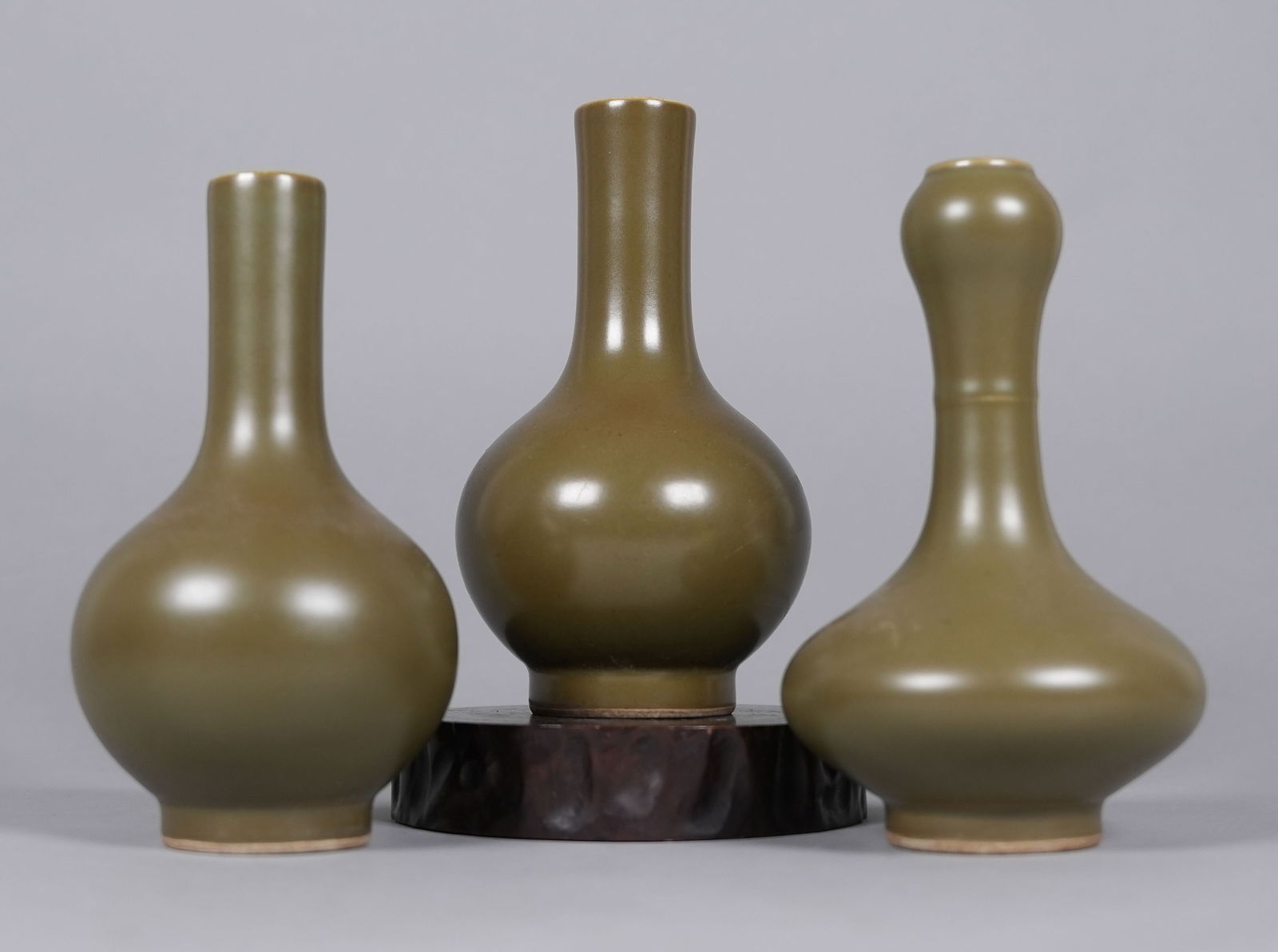 Lots Chinese green vase: Lots Chinese green vase. Largest H: 6.6" x W: 4."