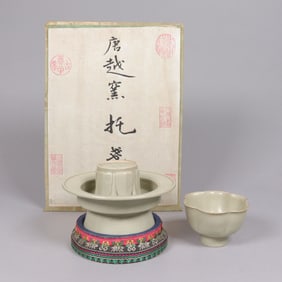 Chinese fine green vase with box