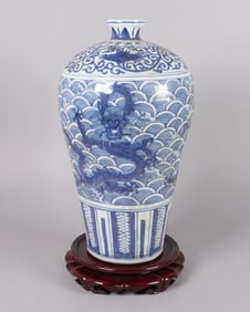 Chinese important dragon vase