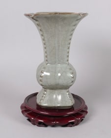 Chinese fine crackled vase