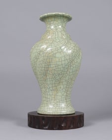 Chinese green crackled vase