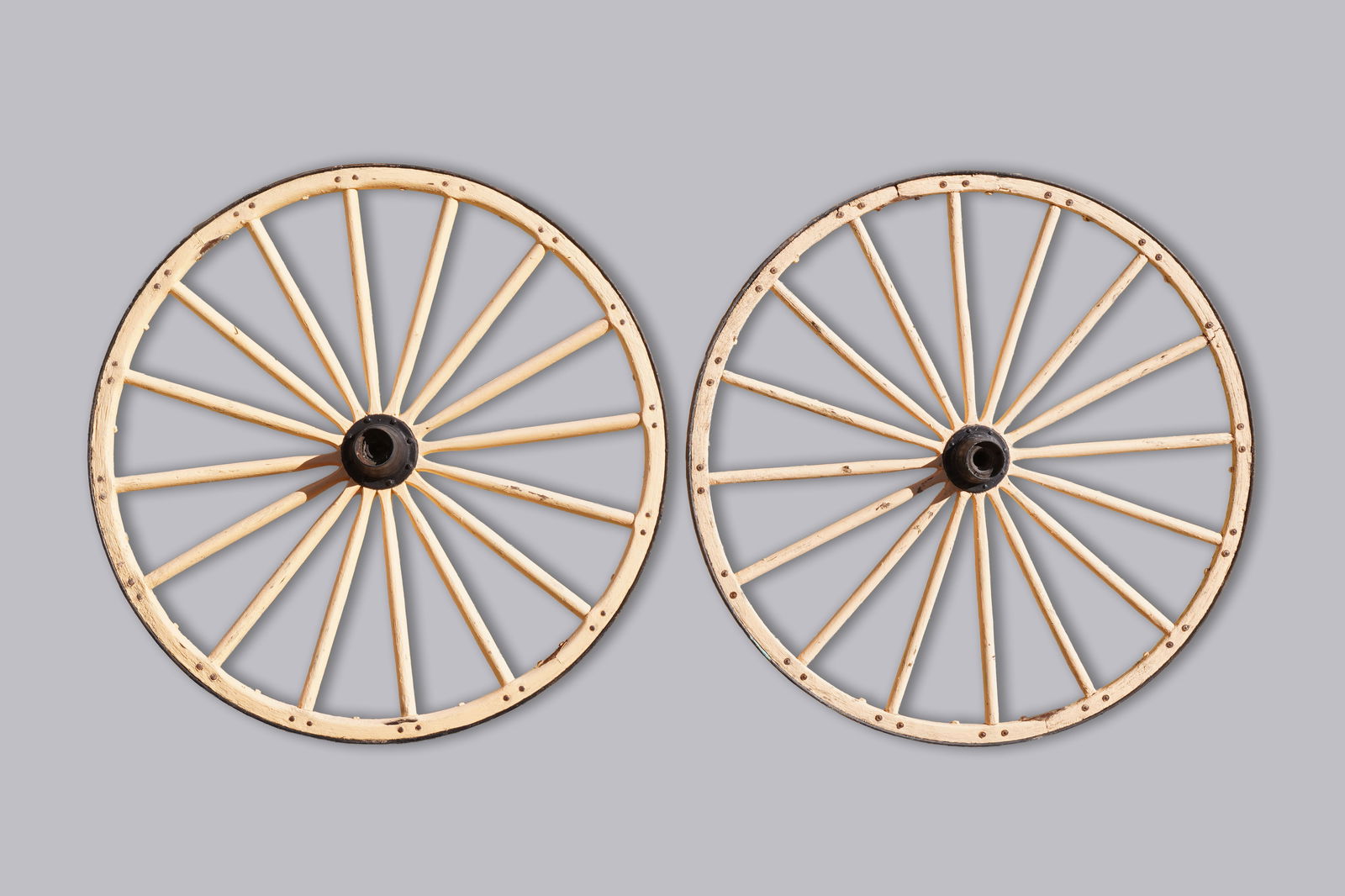 2 vintage large wagon wheels (1 of 7)