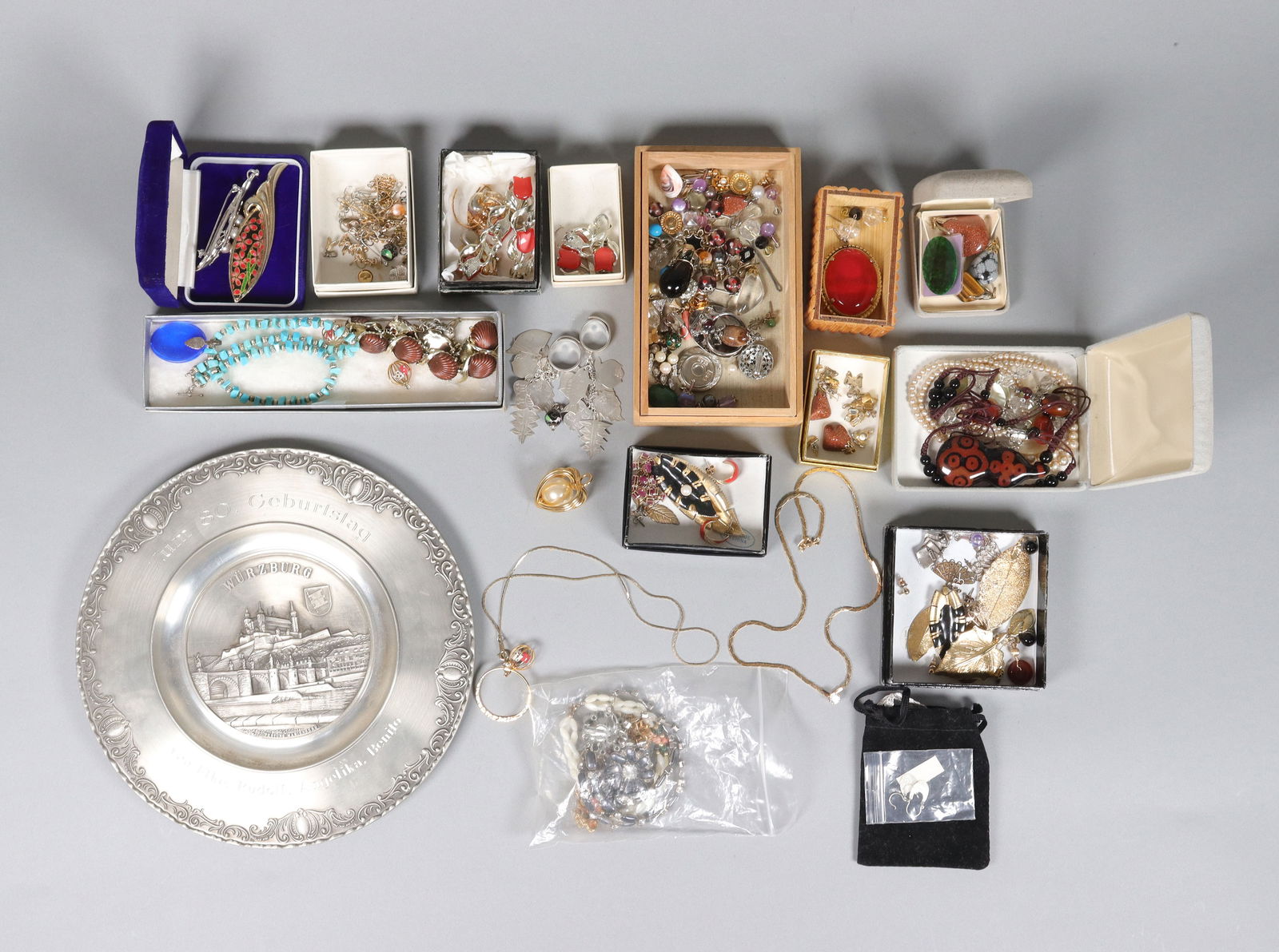 Lots vintage jewelry and plate (1 of 7)