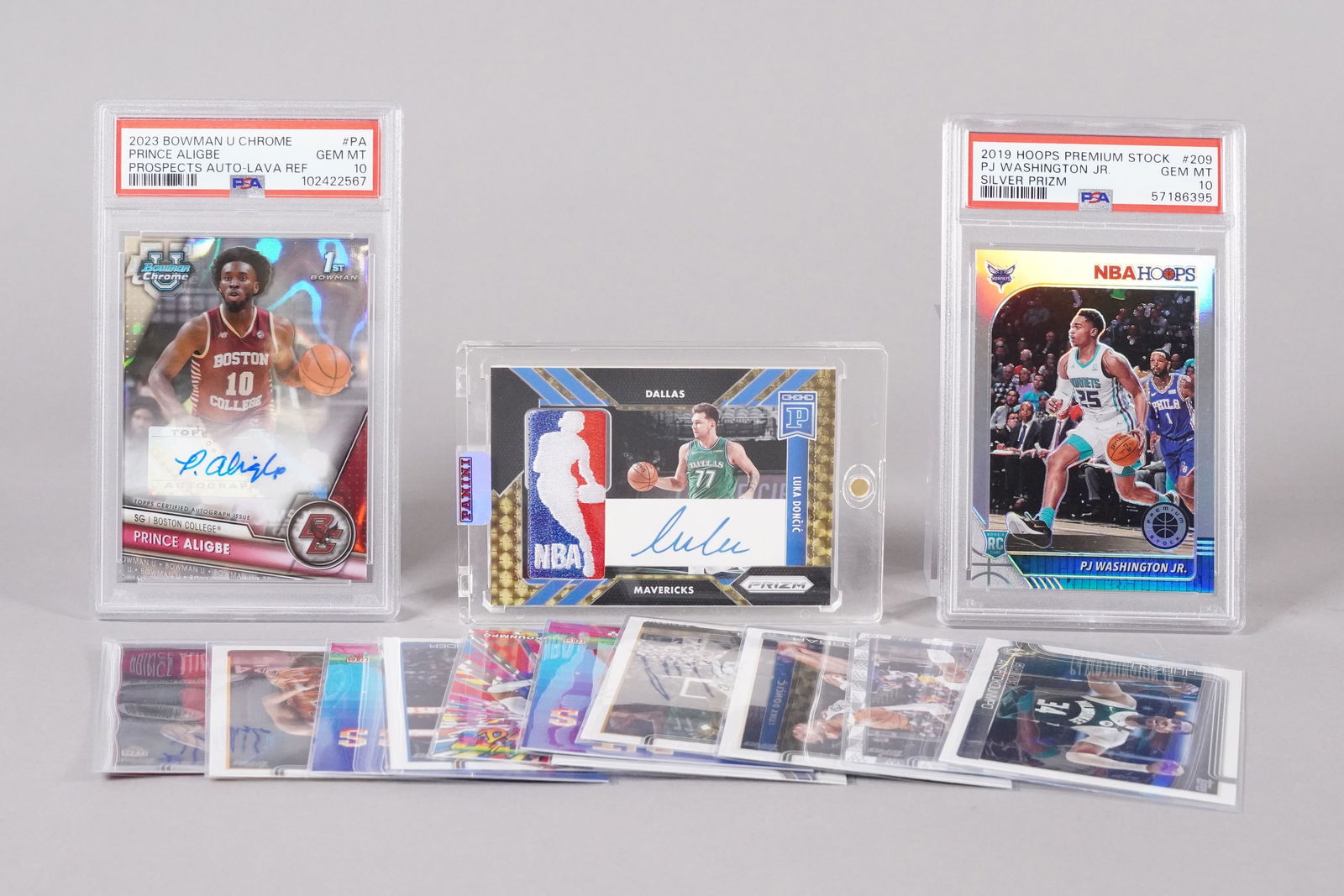 Lots basketball cards: Lots basketball cards, one of the card is possibly print signed, ungraded or authenticated. All sales are final, no return. Please contact our auction house if you have any question, before auction.