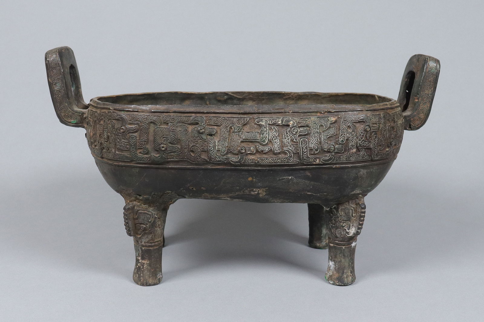Chinese Ming dynasty vessel: Chinese Ming dynasty vessel. Condition selling it as is. H: 5.5" x W: 11.75."