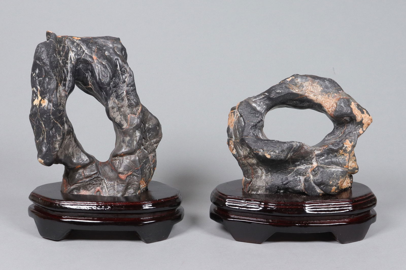 Lots scholar boulders with stand: Lots scholar boulders with wooden stand. Heavy in weight. Please see photos for refernce.