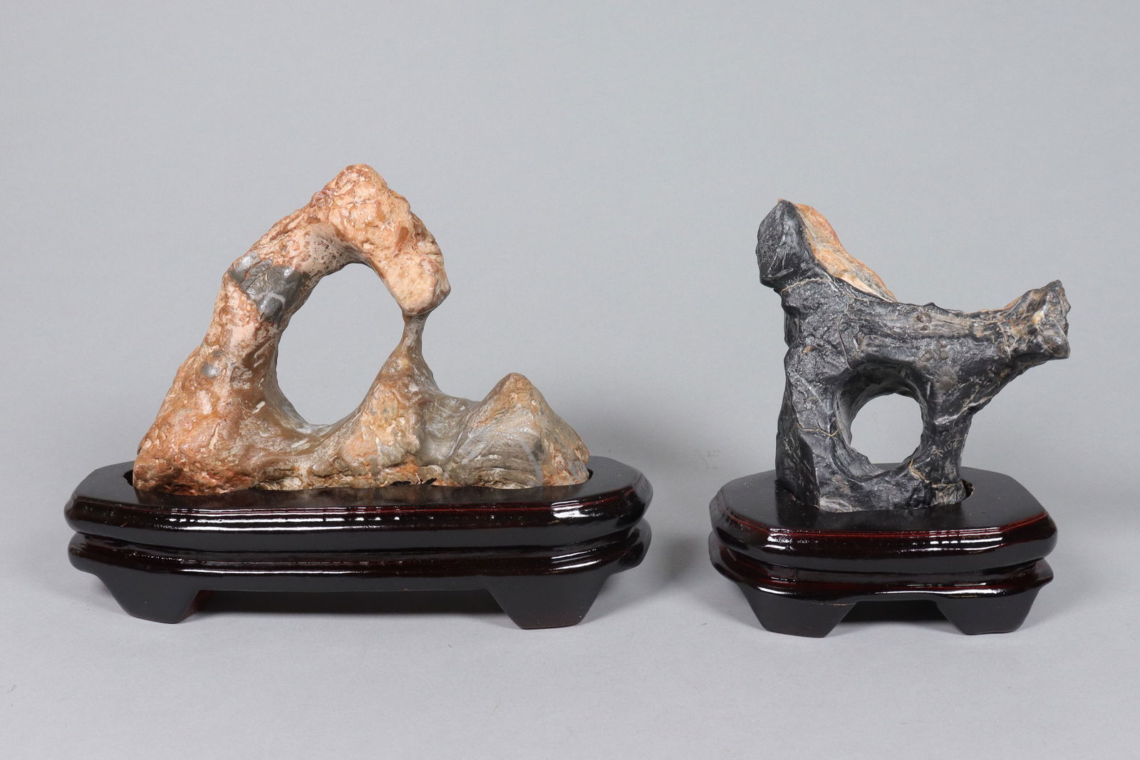 Lots scholar boulders with stand: Lots scholar boulders with wooden stand. Heavy in weight. Please see photos for refernce.