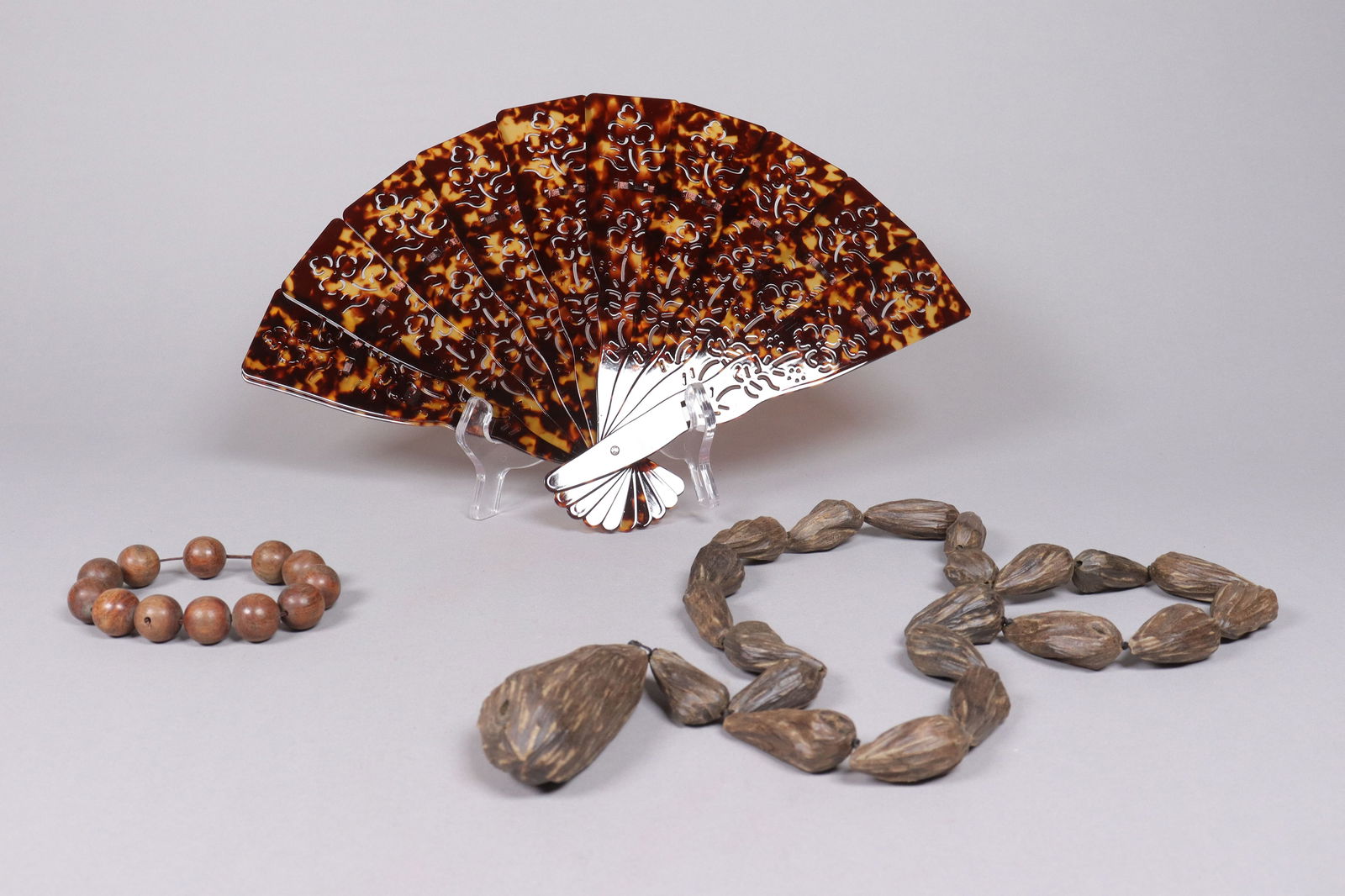 Lots Chinese items: Lots Chinese items.