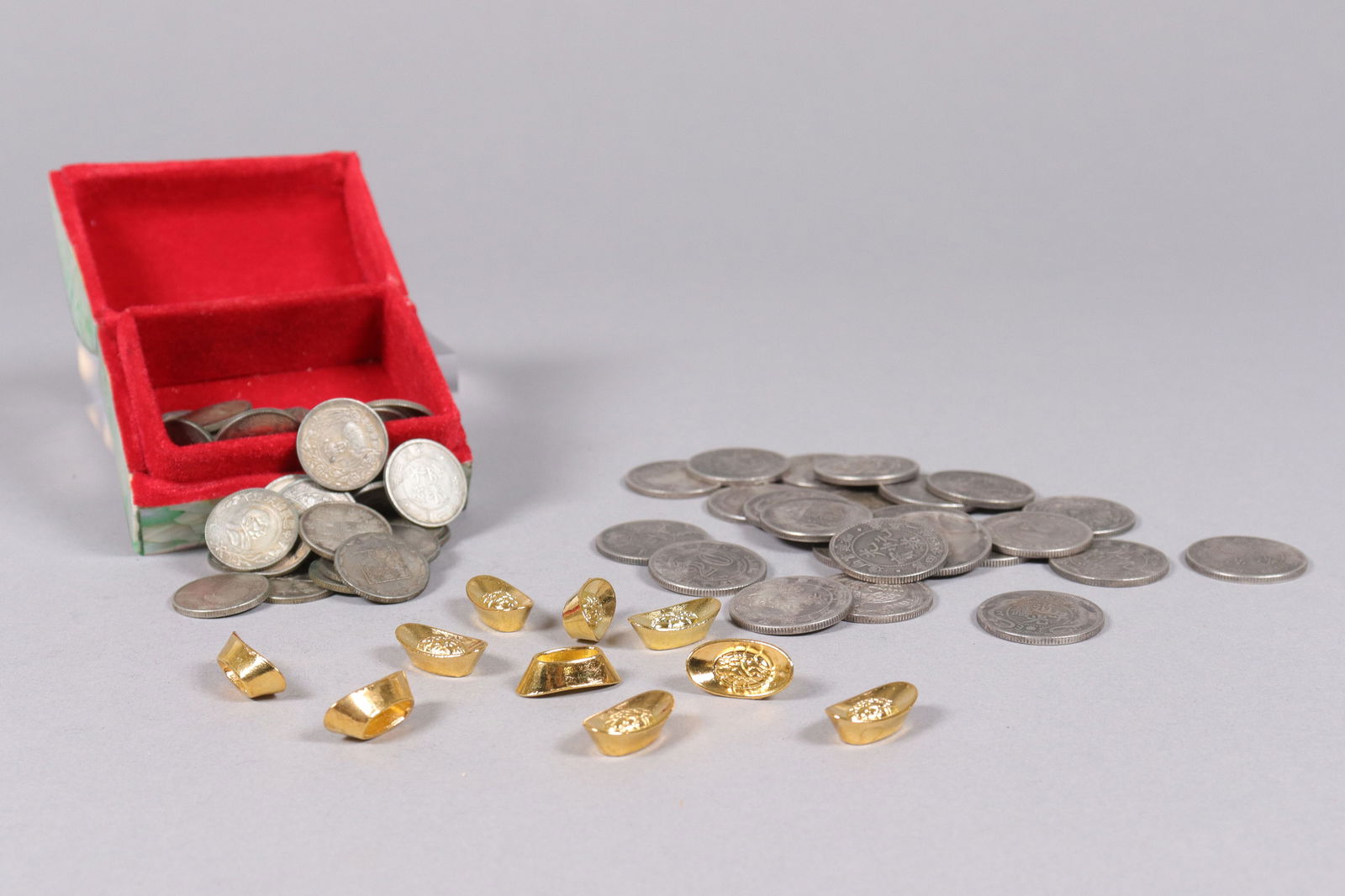 Lots coins and ingots ungraded: Lots coins and ingots ungraded, or authenticated. All sales are final. No return. We do not guarantee any grading, material, age or markings. Please contact auction gallery if you have any questions