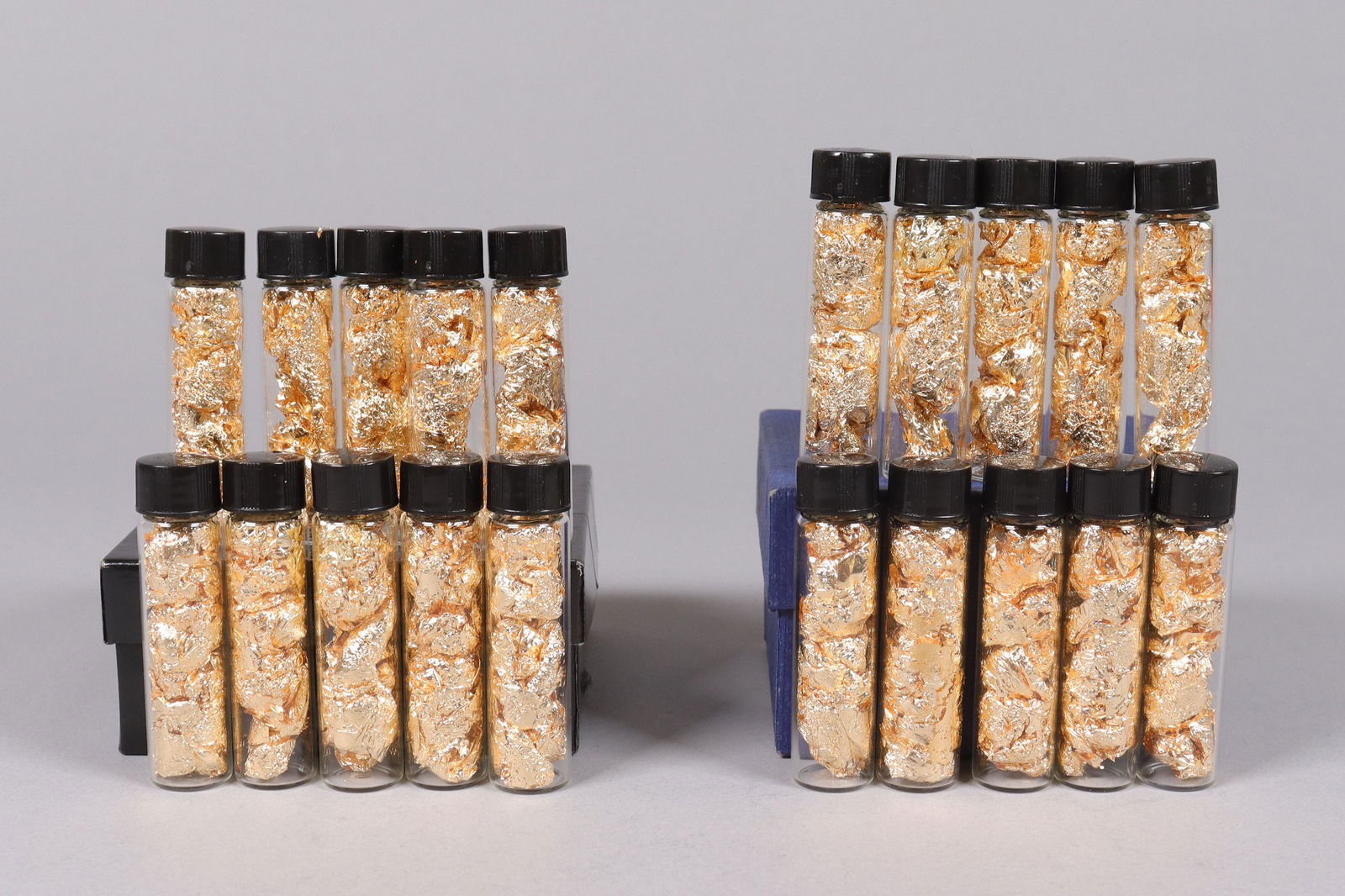 Lots gold flakes ungraded: Lots gold flakes ungraded or authenticated. All sales are final, no return. We do not guarantee material, age, period.