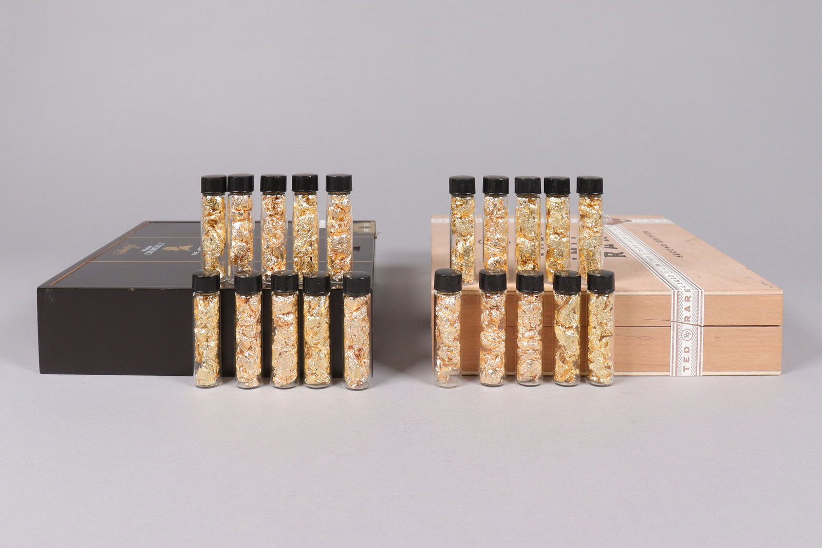 Lots gold flakes ungraded: Lots gold flakes ungraded or authenticated. All sales are final, no return. We do not guarantee material, age, period.