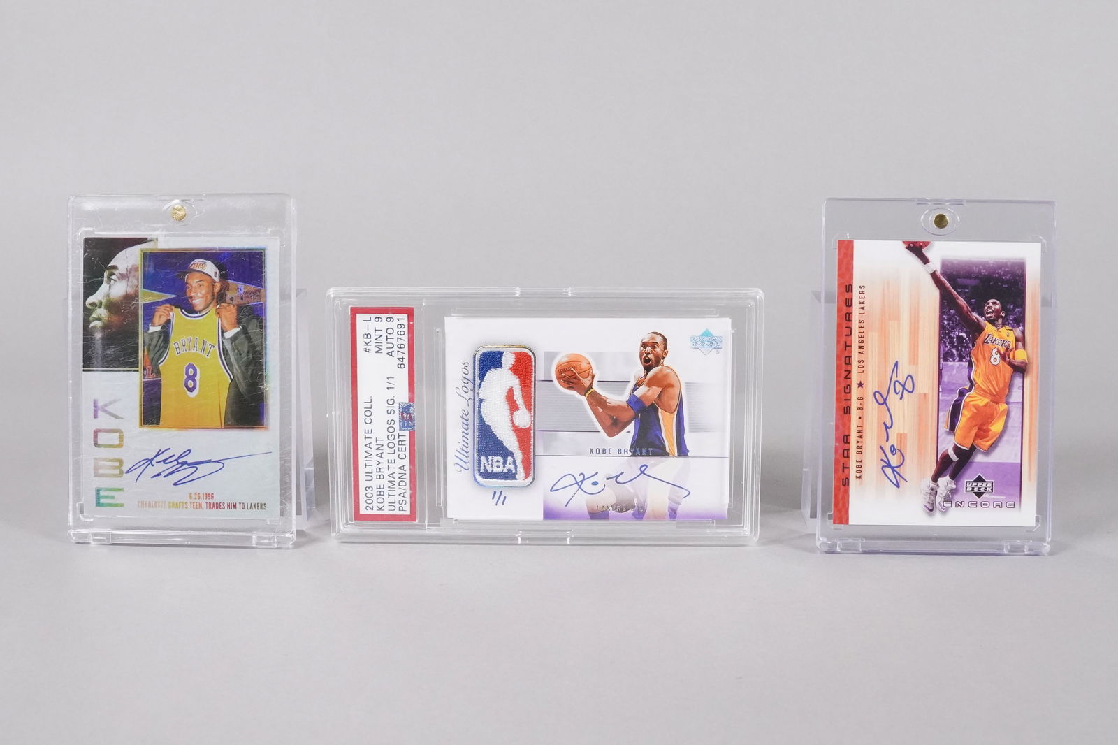 Lots Kobe Bryant cards ungraded: Lots Kobe Bryant cards ungraded or authenticated. All sales are final, no return. Print signed. Please contact auction gallery if you have any questions before auction.