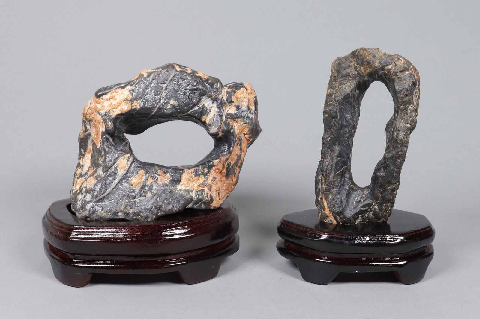 Lots scholar boulders with stand: Lots scholar boulders with wooden stand. Heavy in weight. Please see photos for refernce.