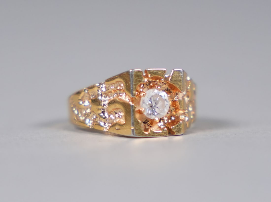 18 kt y/g diamond ring US 9.76: 18 kt yellow gold estate diamond ring. U.S. size 9.75.
