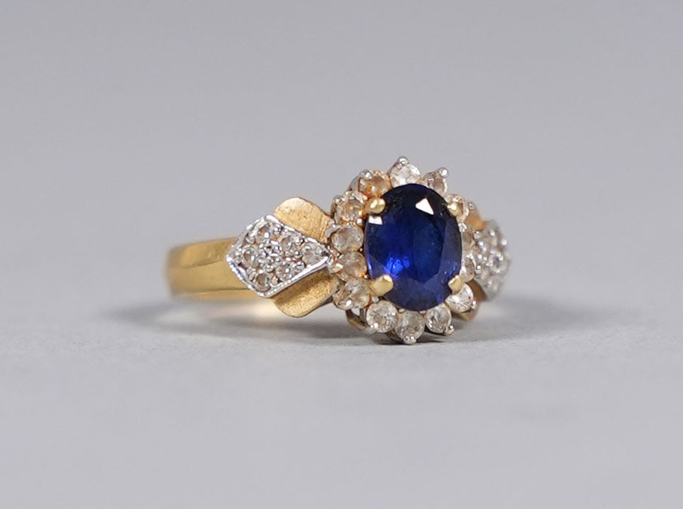 18 kt y/g sapphire stone ring US 5.3: 18 kt yellow gold sapphire stone ring. U.S. size 5.4.