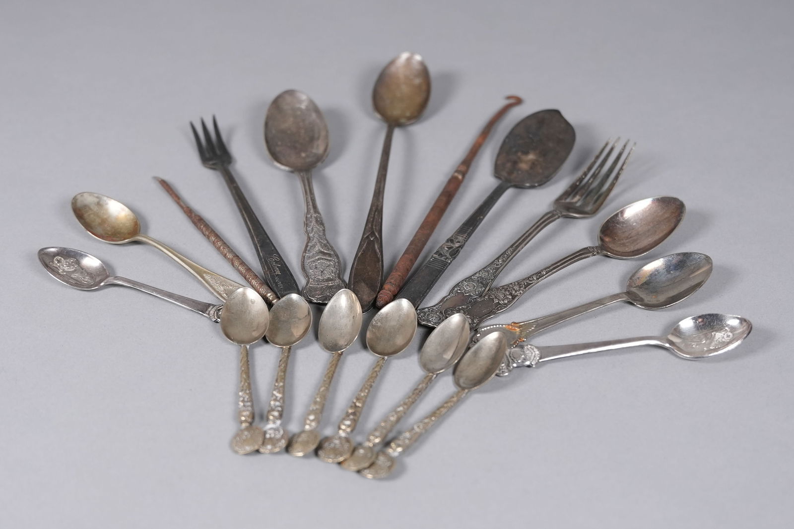 Lots antique utensils ungraded: Lots antique utensils, ungraded. All sales are final.