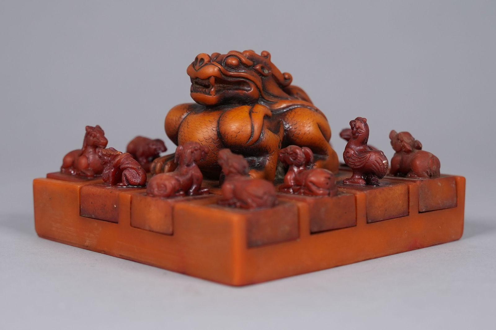 Lots Chinese carved seals: Lots Chinese carved seals. H: 3.5" x W: 5.3."