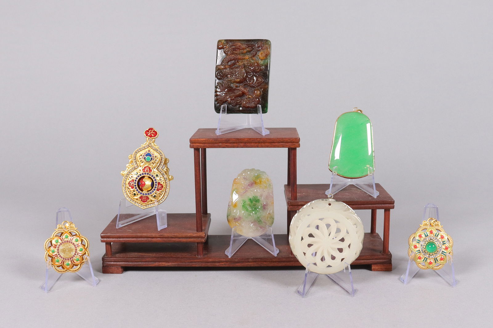 Lots Chinese carvings: Lots Chinese carvings.