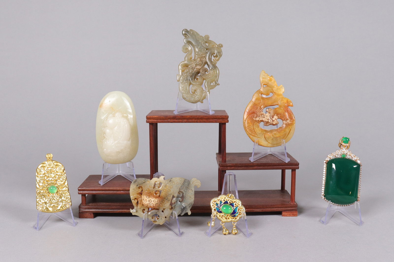 Lots Chinese carvings: Lots Chinese carvings.