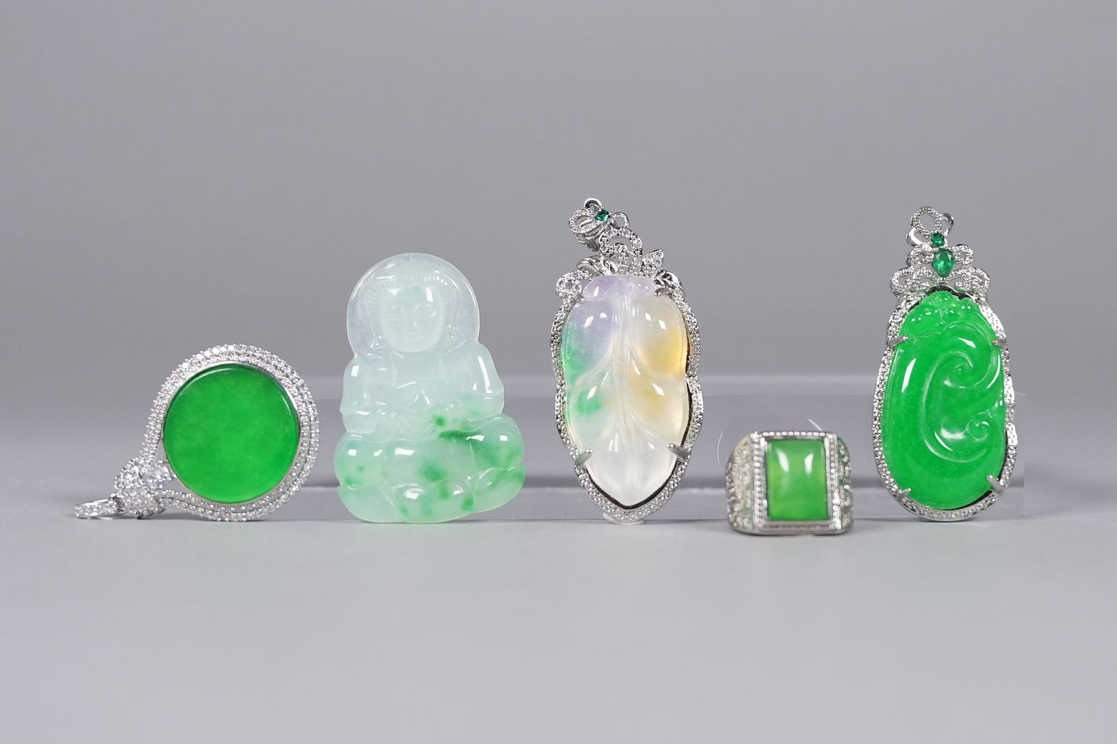 Lots Chinese fine carvings: Lots Chinese fine carvings.