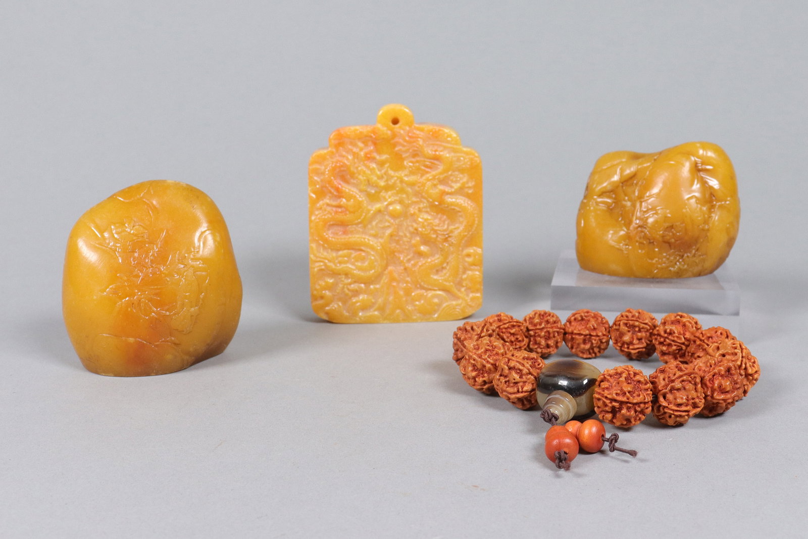 Lots Chinese fine carvings: Lots Chinese fine carvings.