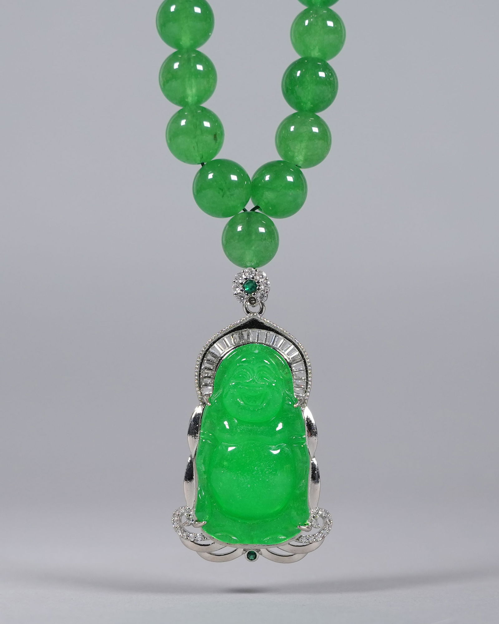 Chinese apple green pendant: Chinese fine apple green pendant.