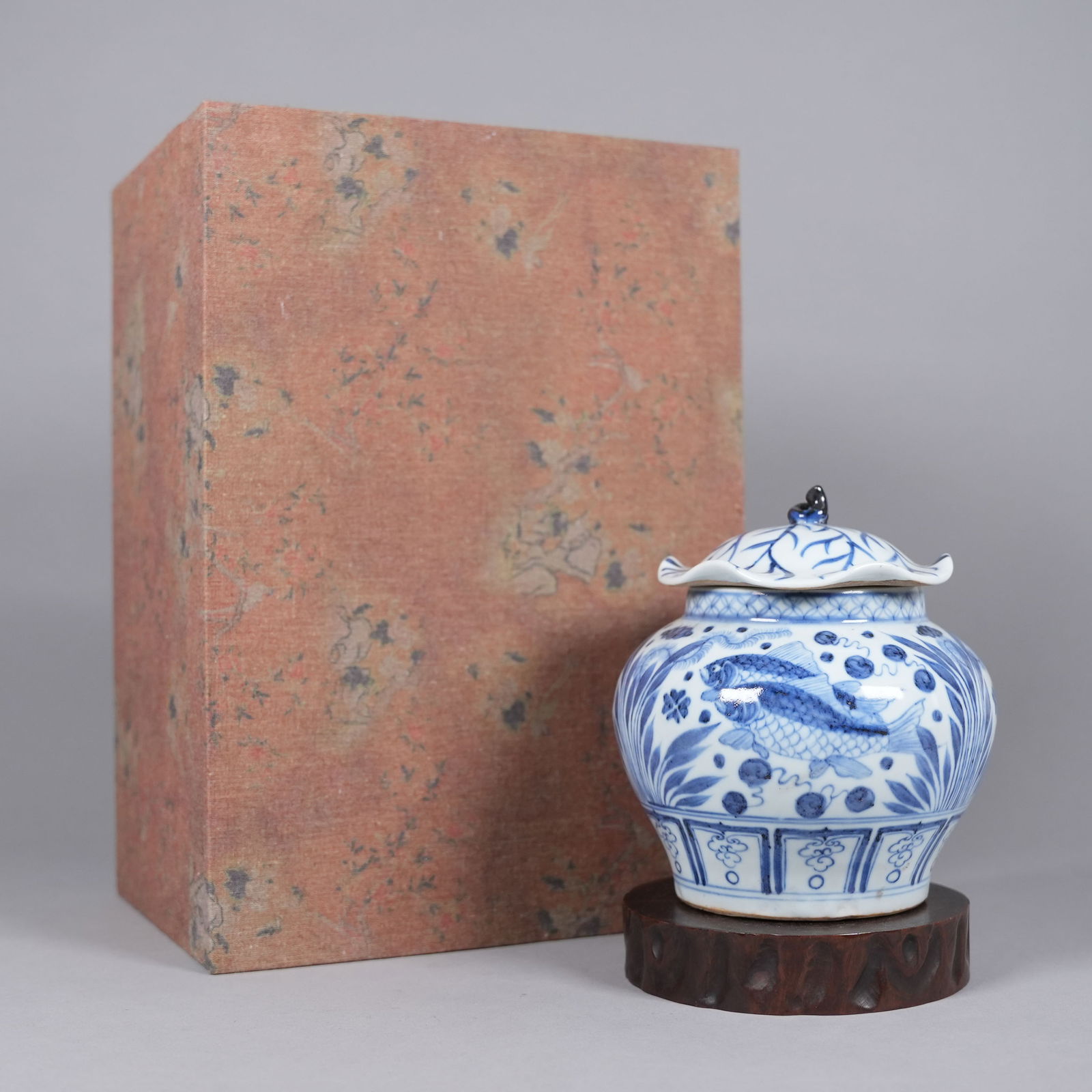 Chinese fine b/w lidded jar with box (1 of 7)