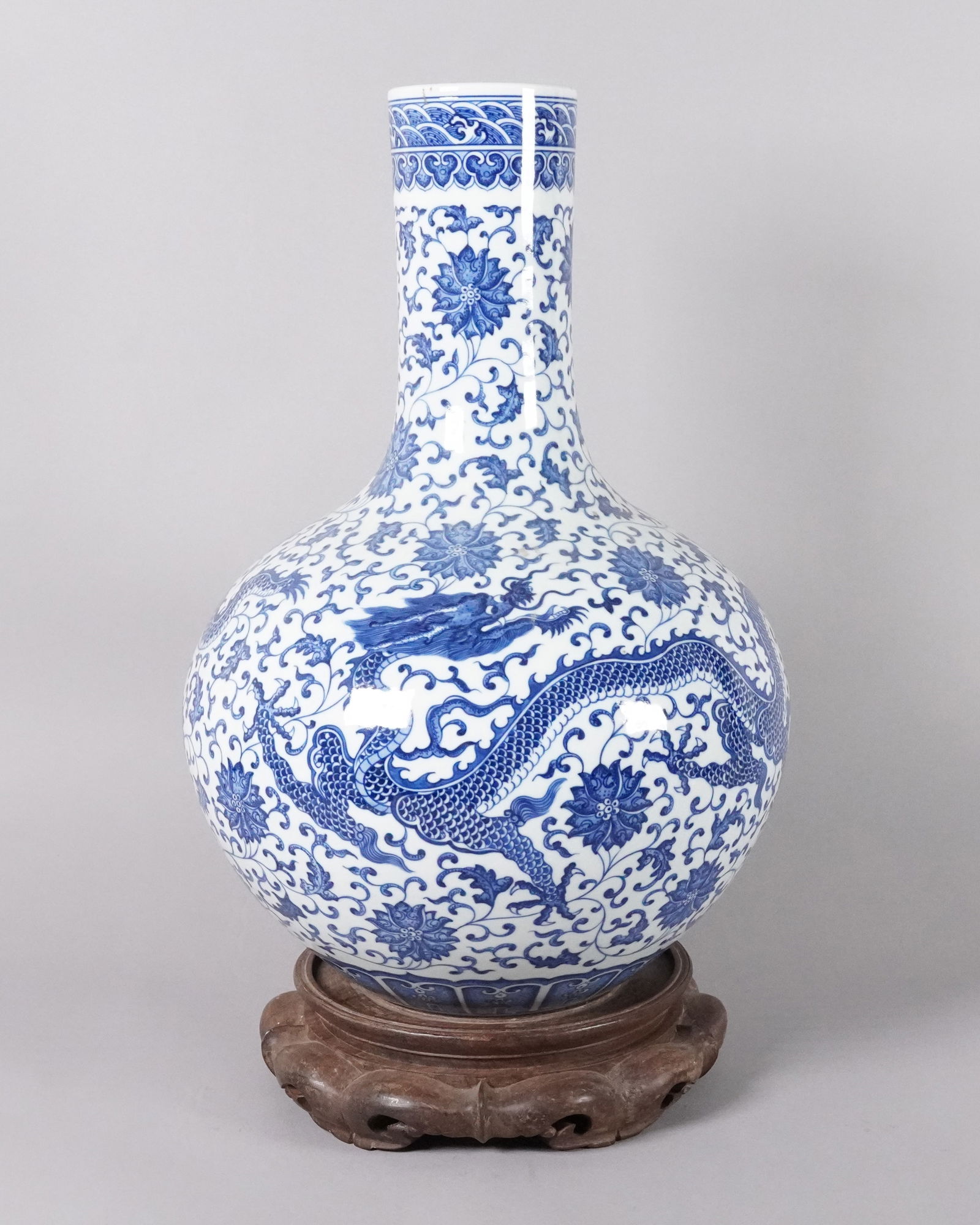 Chinese important b/w dragon vase: Chinese important fine blue and white dragon vase. H: 15.5" x W: 9.5."