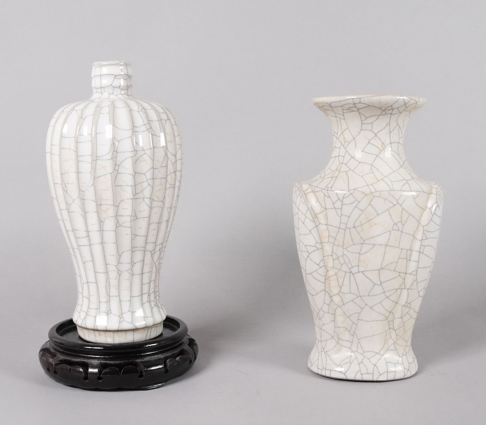 Lots Chinese crackled vase: Lots Chinese crackled vase. Largest H: 8.8" x W: 4.7."