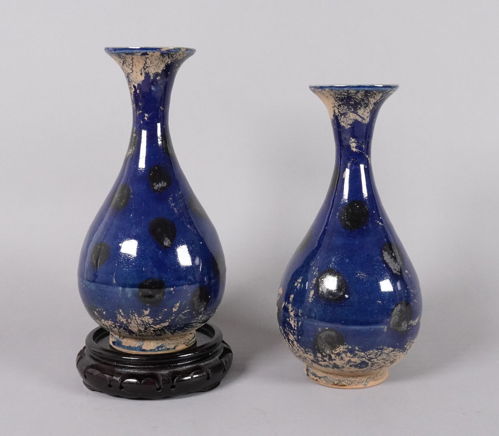 2 Chinese tall vase: 2 Chinese tall vase. Largest H: 9.8" x W: 5."