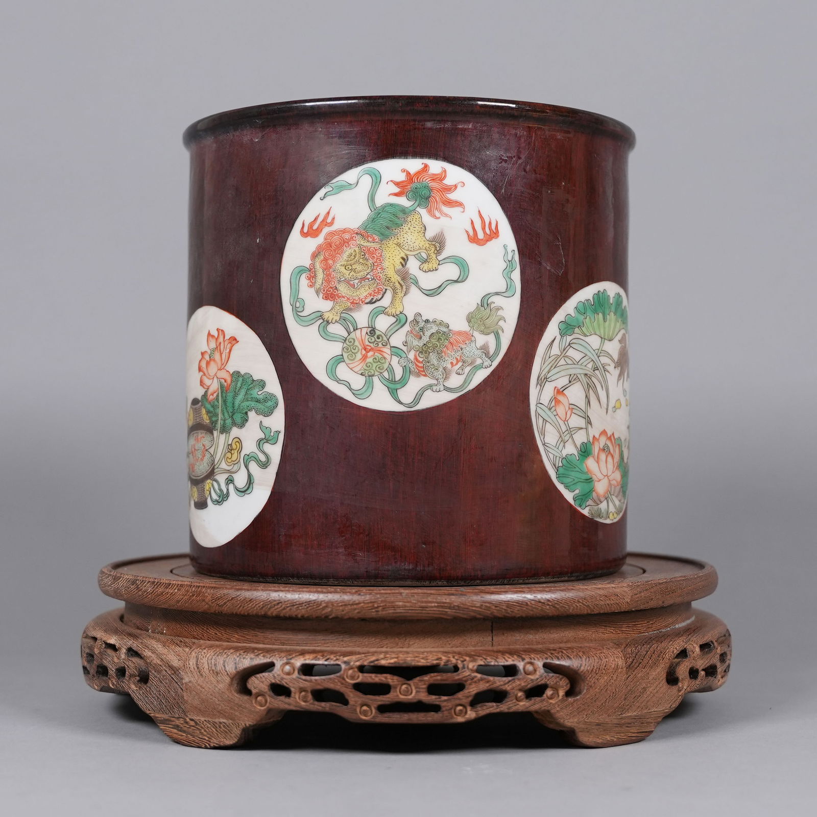 Chinese fine brush pot: Chinese fine large brush pot. H: 7.2" x W: 7.5."