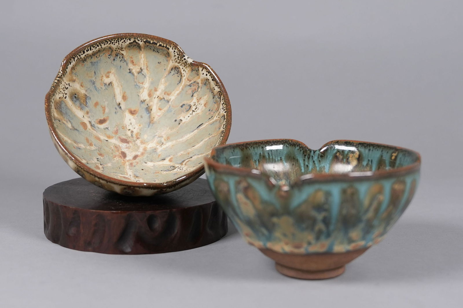 2 Chinese tea bowls: 2 Chinese fine tea bowls.