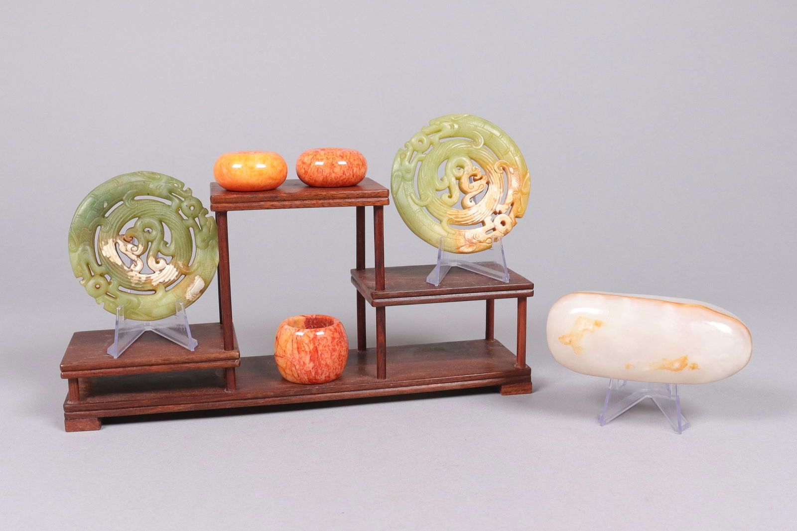 Lots Chinese carvings: Lots Chinese carvings.