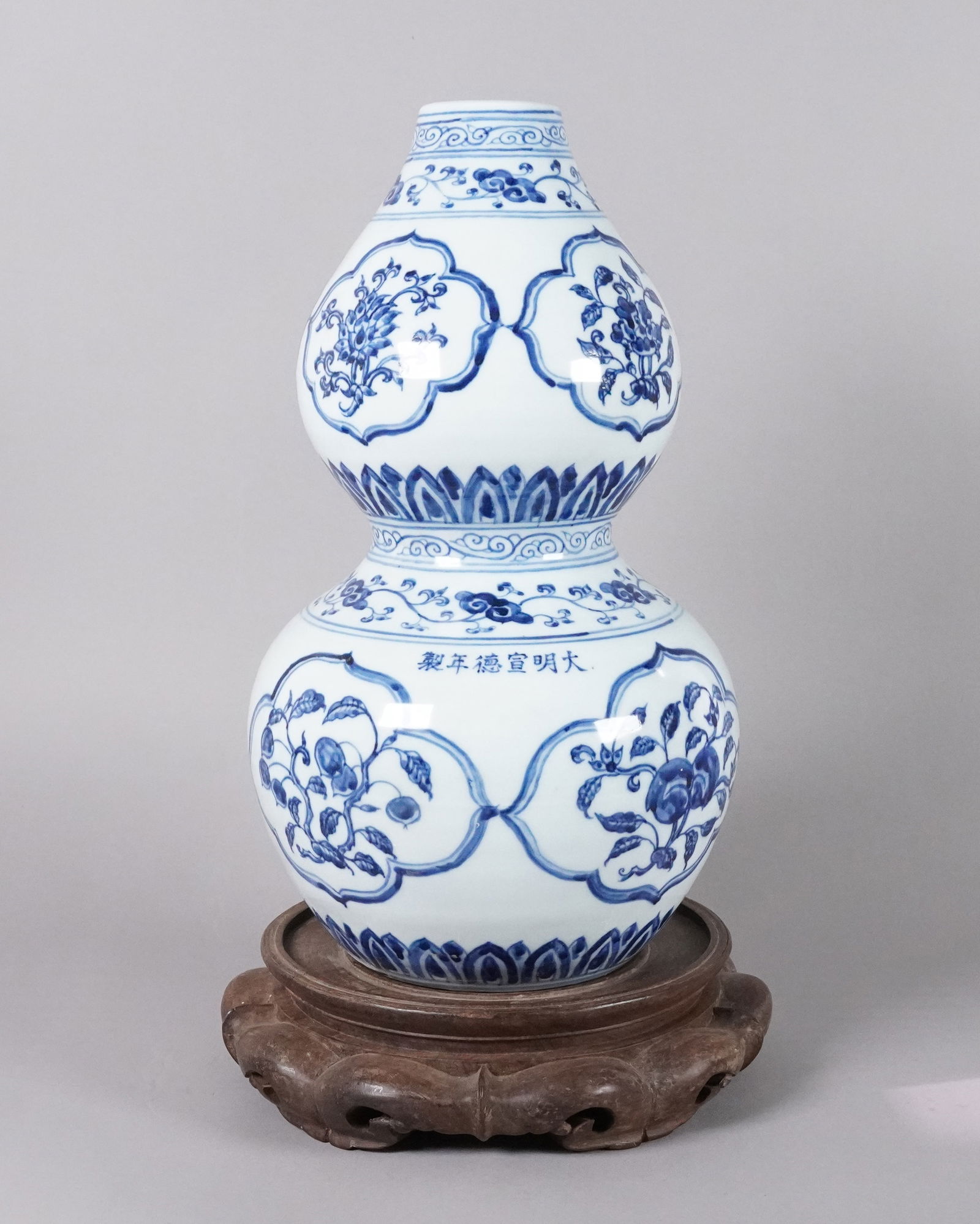 Chinese b/w gourd vase: Chinese fine blue and white gourd vase. H: 13" x W: 7.5."